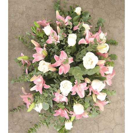 1 Cubre Urna, 12 Rosas, 8 Ramas de Liliums/ 2 Flores por Tallo