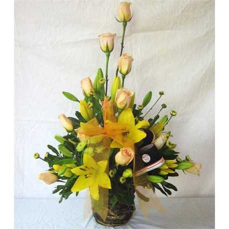 Canasta 12 Rosas, 6 Liliums y Zapatitos Niño