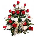 Canasta de 24 rosas rojas y blancas
