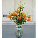 1 Florero de Vidrio, 8 Ramas de Liliums/ 2 Flores por Tallo