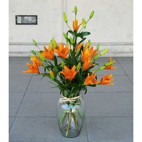 1 Florero de Vidrio, 8 Ramas de Liliums/ 2 Flores por Tallo