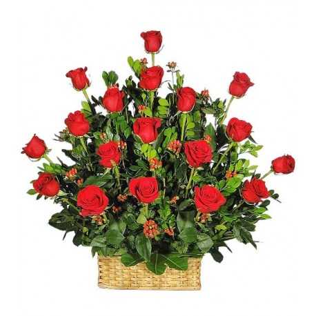 Canasta de 18 rosas para ocasiones especiales