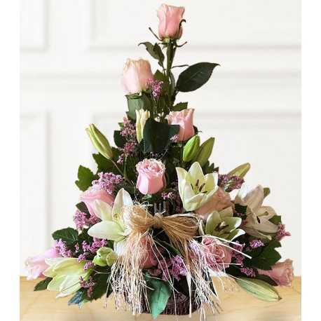 1 Canasta, 12 Rosas Rosadas, 6 Ramas de Liliums Blancos