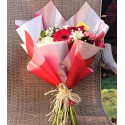 Ramo de rosas y gerberas vibrantes