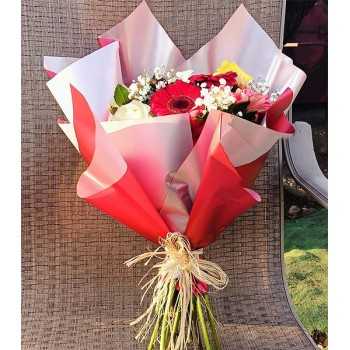 Ramo de rosas y gerberas vibrantes