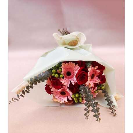 Ramo 10 Rosas, 6 Gerberas, hypericum, gypsophila y eucalipto