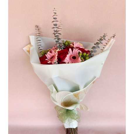 Ramo 10 Rosas, 6 Gerberas, hypericum, gypsophila y eucalipto