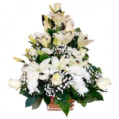 Canastillo Pequeño, 9 Rosas, 6 Ramas de Liliums y Maule