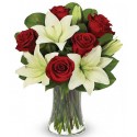 1 Florero de Vidrio, 6 Rosas, 5 Ramas de Liliums al tono