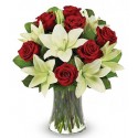 1 Florero de Vidrio, 10 Rosas, 6 Ramas de Liliums al tono