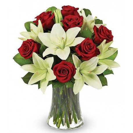 1 Florero de Vidrio, 10 Rosas, 6 Ramas de Liliums al tono